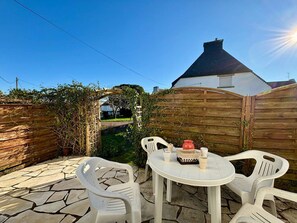 Outdoor dining - 3-room house in Carnac with garden, near beaches, 4 people (Carnac)