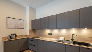Coffee/tea maker, fridge, oven - Luxury ski-in apartment, sleeps 8, Wi-Fi (Huez)