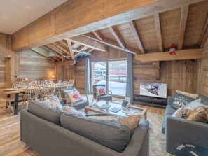 TV - Luxury ski-in apartment, sleeps 8, Wi-Fi (Huez)
