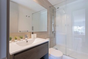 Shower, hair dryer, towels - Ñuñoa Oasis Chic Studio for 2 guests (Ñuñoa)