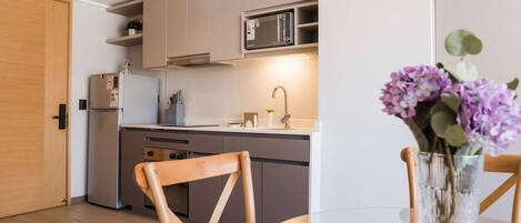 Coffee/tea maker, fridge, microwave, oven