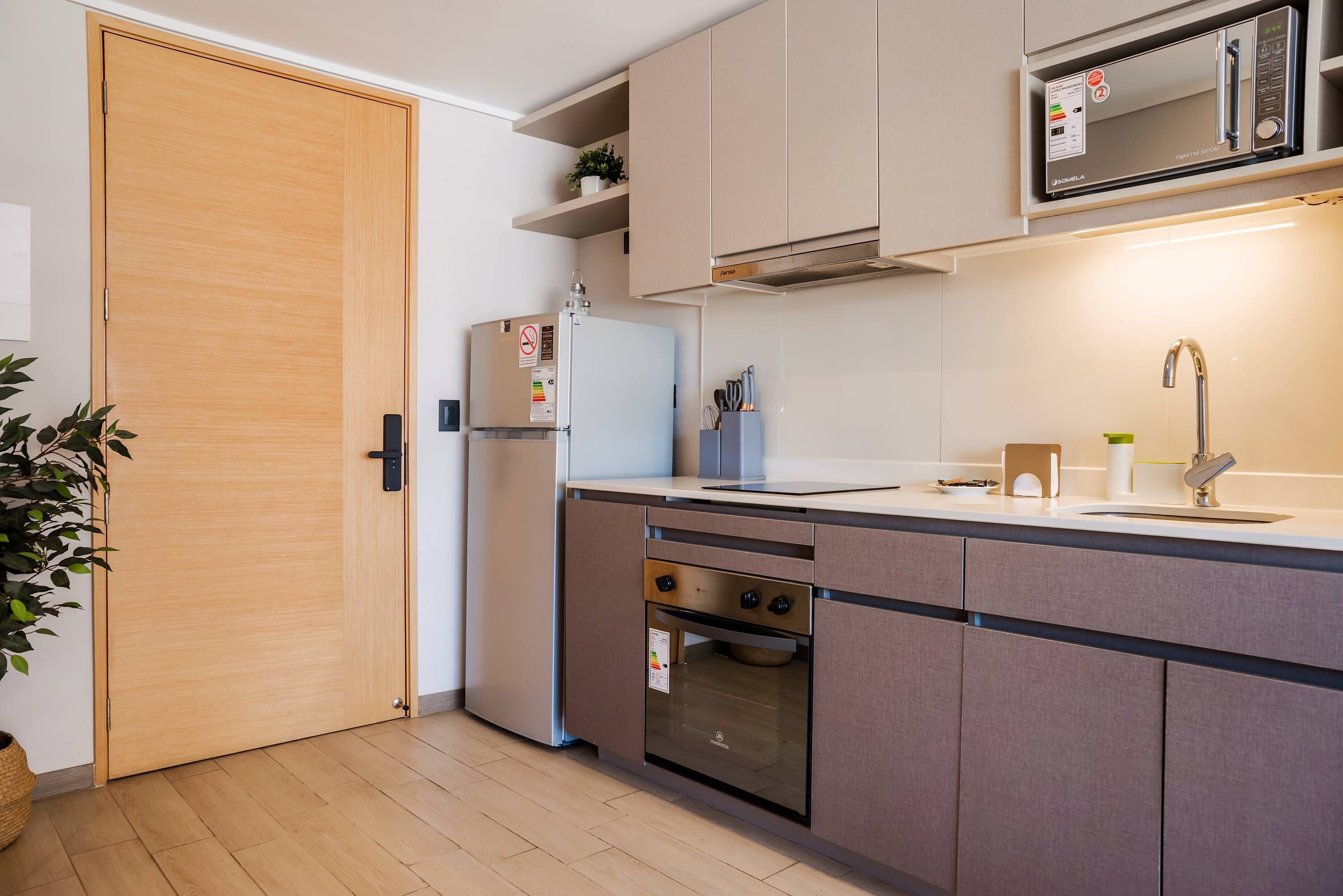 Wasserkocher mit Kaffee-/Teezubehör, Kühlschrank, Mikrowelle, Ofen