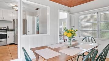 Chambre, patio | Restauration dans la chambre