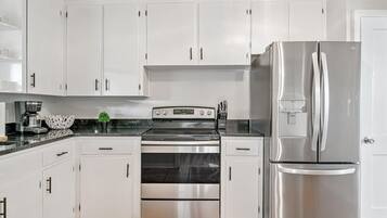 Chambre, patio | Cuisine privée | Réfrigérateur, micro-ondes, four, plaque de cuisson