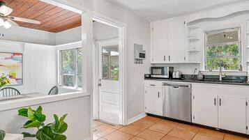 Chambre, patio | Cuisine privée | Réfrigérateur, micro-ondes, four, plaque de cuisson