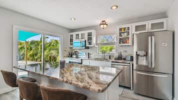 Hus, flere senger, adgang til basseng, hageutsikt (The Tampa Oasis) | Eget kjøkken | Kjøleskap, mikrobølgeovn, ovn og kokeplater