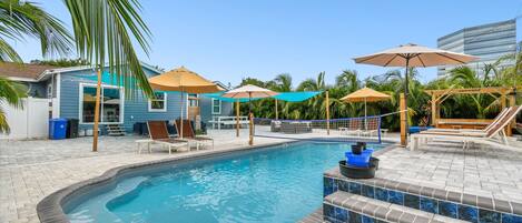 Außenpool, Sonnenschirme, Liegestühle