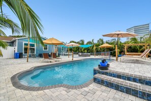 Outdoor pool, pool umbrellas, pool loungers - The Tampa Oasis (Tampa)