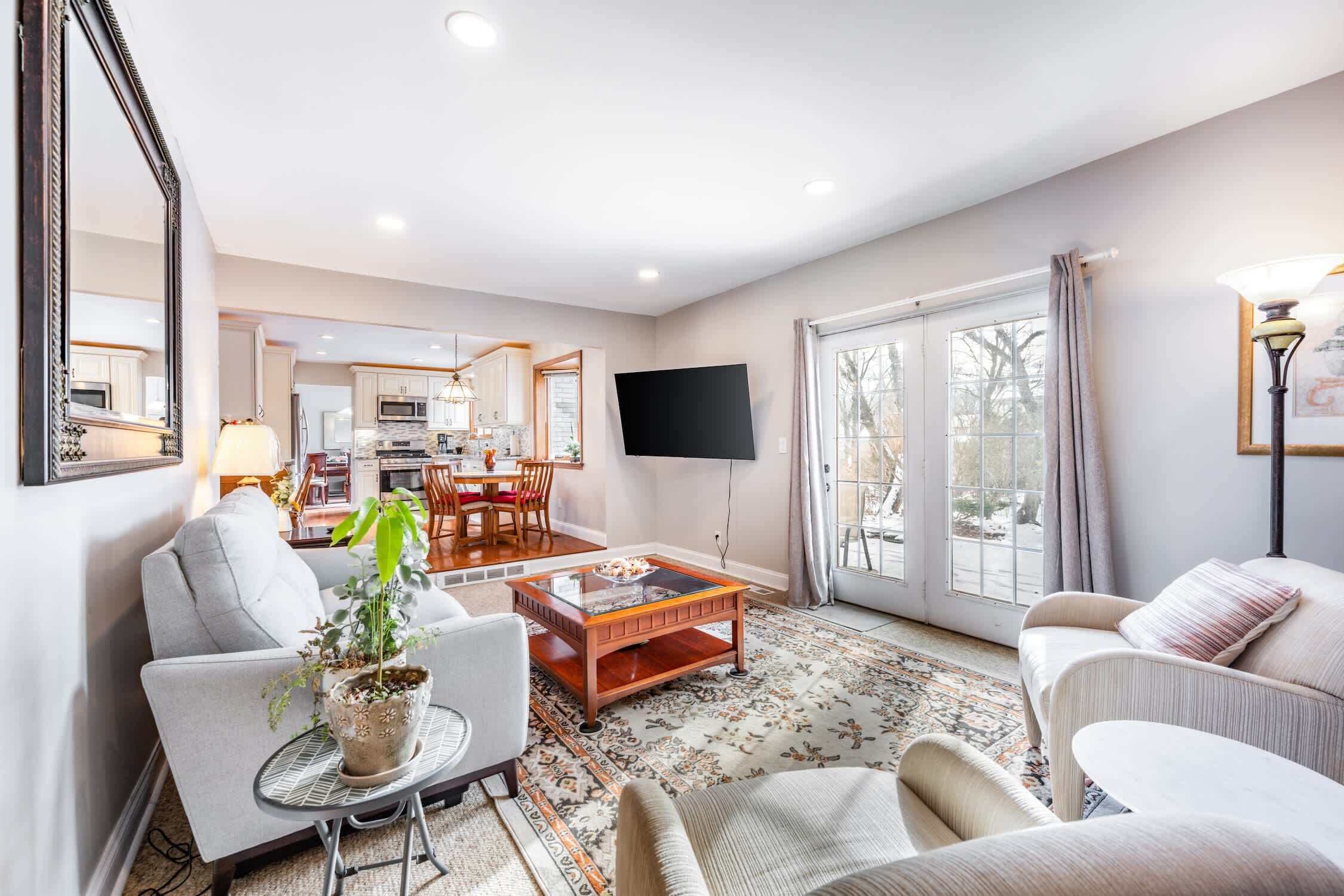 Älytelevisio, takka, työhuone