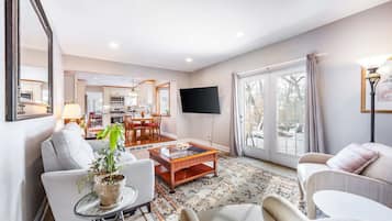 TV connectée, cheminée, espaces bureaux