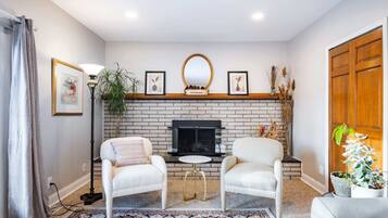 TV connectée, cheminée, espaces bureaux