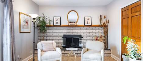 TV connectée, cheminée, espaces bureaux