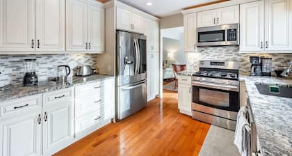 Charming 4BR Ann Arbor Home, Near Parks & Shops