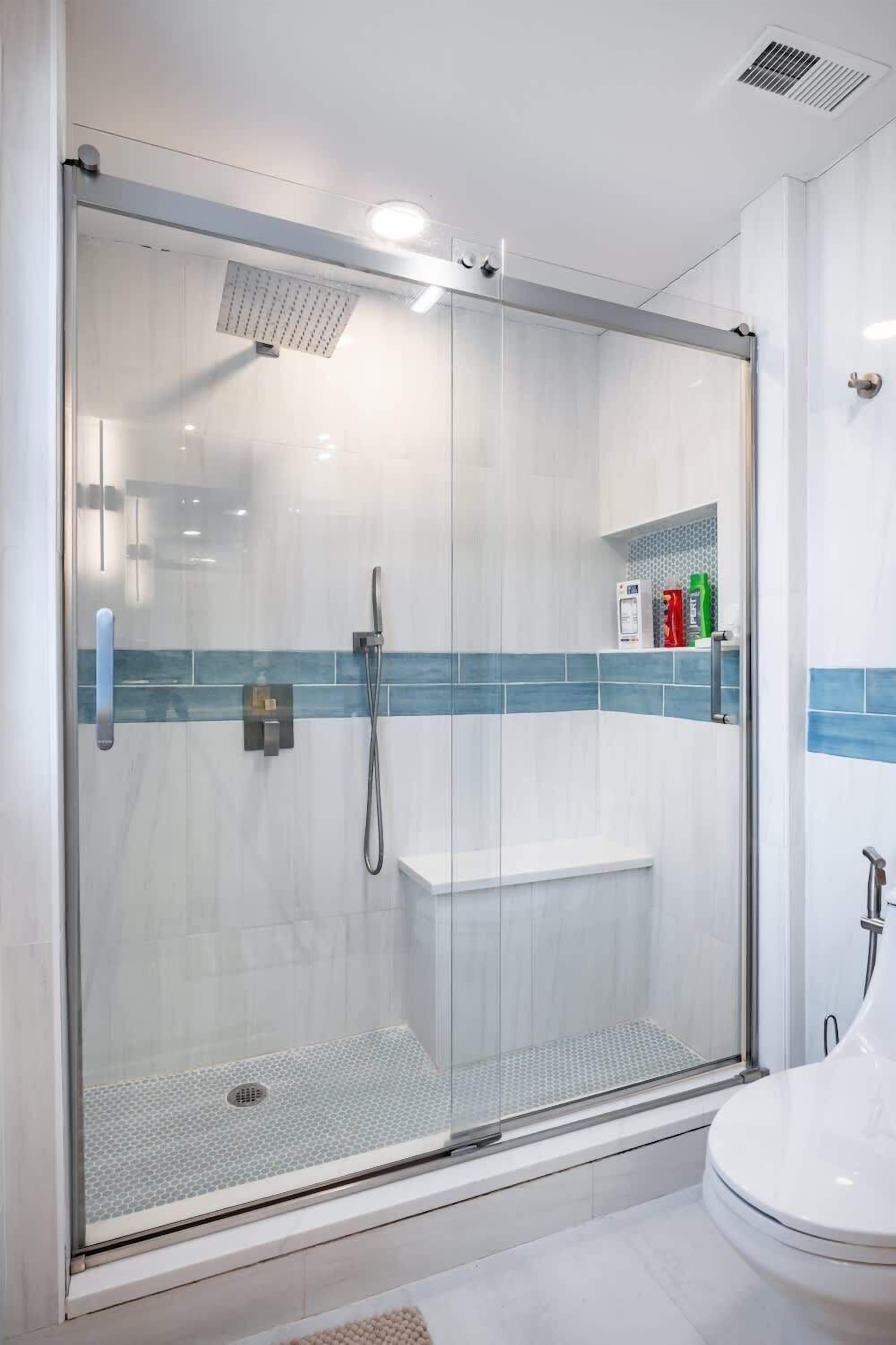 Dusche, Haartrockner, Handtücher, Seife