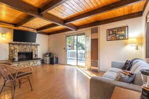 Smart TV, fireplace - Cozy 2BR Retreat Near Lake Grego with Mountain Views (Crestline)