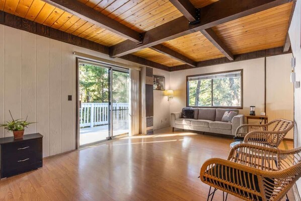 Smart TV, fireplace - Cozy 2BR Retreat Near Lake Grego with Mountain Views (Crestline)