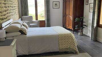 3 slaapkamers, een strijkplank/strijkijzer, wifi, beddengoed