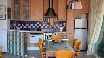 Fridge, oven, stovetop, electric kettle