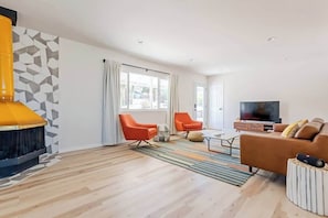 Fernseher, Kamin, Arbeitsbereiche