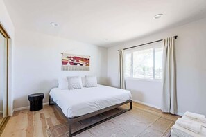 3 quartos, ferros/tábuas de passar roupa, Wi-Fi, roupa de cama