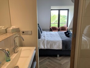Chambre Deluxe, vue jardin | Salle de bain | Douche, sèche-cheveux, peignoirs, serviettes fournies