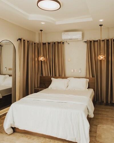 Cozy, Warm, Your home away from home. 10 mins to top spots in the city