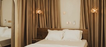 Cozy, Warm, Your home away from home. 10 mins to top spots in the city