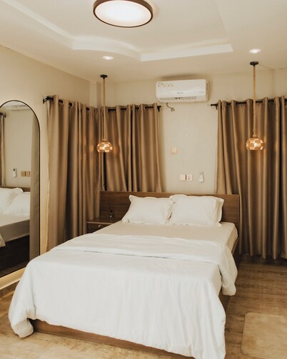 Cozy, Warm, Your home away from home. 10 mins to top spots in the city