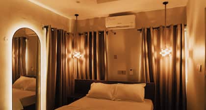 Cozy, Warm, Your home away from home. 10 mins to top spots in the city