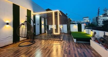 Charming 2-bedroom house in welcoming Prayagraj with AC, WiFi
On main road.