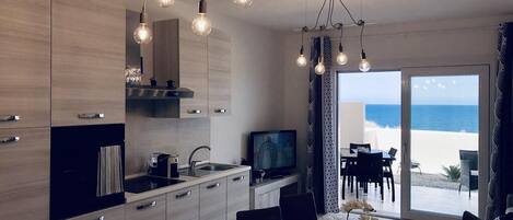 Kühlschrank, Ofen, Herdplatte, Wasserkocher mit Kaffee-/Teezubehör