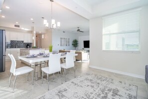 Dining - Modern Condo Near Disney (Kissimmee)
