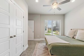 2 bedrooms, iron/ironing board, WiFi - New Luxury Home • King Bed • Garage (Youngsville)