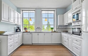 Kjøleskap, ovn, kokeplater og oppvaskmaskin