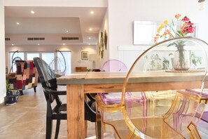 Dining - 5-bedroom B&B, Azaiba beach Muscat with AC/WiFi/22 M lap pool, near restaurants (Muscat)