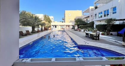 5-bedroom B&B, Azaiba beach Muscat with AC/WiFi/22 M lap pool, near restaurants