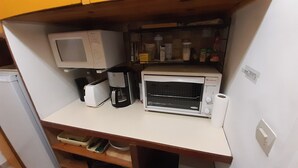 A compact kitchenette with a microwave, coffee maker, and toaster oven. - Studio at the foot of the slopes for 6 people Le Bois d'Aurouze (Dévoluy)