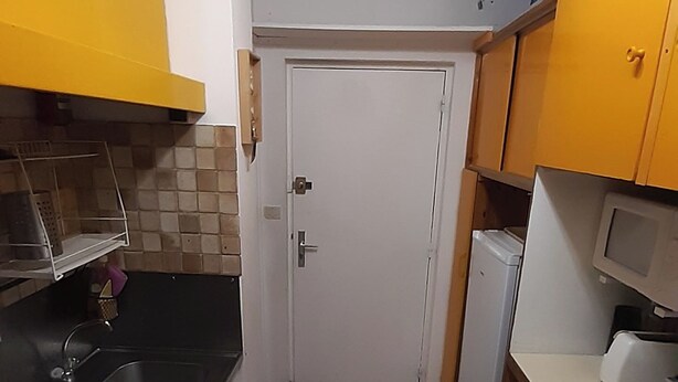 A compact kitchen with a stove, sink, and a refrigerator. - Studio at the foot of the slopes for 6 people Le Bois d'Aurouze (Dévoluy)
