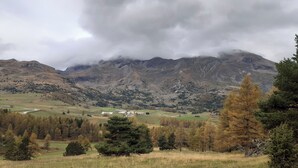 A mountainous landscape with a valley, trees, and a few buildings. - Studio at the foot of the slopes for 6 people Le Bois d'Aurouze (Dévoluy)