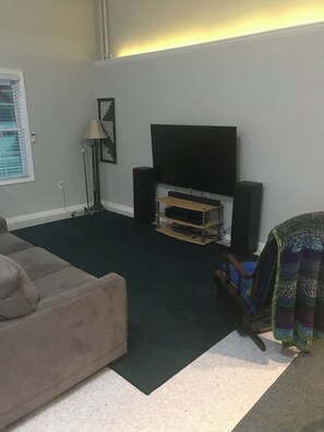 TV connectée, cheminée, chaîne hi-fi
