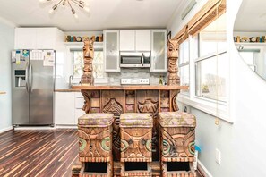 Jääkaappi, mikroaaltouuni, uuni, astianpesukone