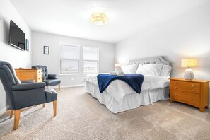 Townhouse, flere senger, terrasse (Waterview Luxury Retreat) | 3 soverom, individuelt dekorert, individuelt innredet og skrivebord