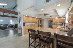 Kylskåp, ugn, spishäll och diskmaskin