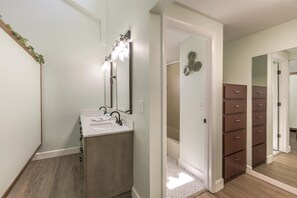 Douche, séchoir à cheveux, serviettes fournies