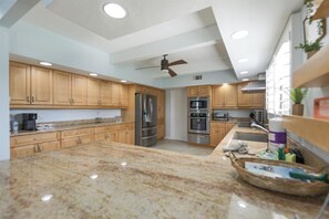 Kylskåp, ugn, spishäll och diskmaskin