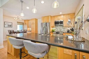 Fridge, microwave, oven, stovetop - Encinitas beach home (Encinitas)