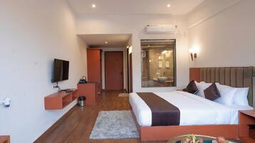 Amritvan | ตู้นิรภัยในห้องพัก, โต๊ะทำงาน, ผ้าม่านกันแสง, ห้องเก็บเสียง