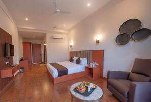 Sundarvan | Cofres nos quartos, escrivaninha, cortinas blackout