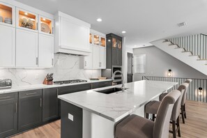 冷蔵庫、電子レンジ、オーブン、コンロ