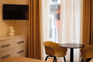 3 bedrooms, travel cot, WiFi, bed sheets - Hello Chiaia Napoli by Progecta srl- apartment in the heart of Naples (Napoli)